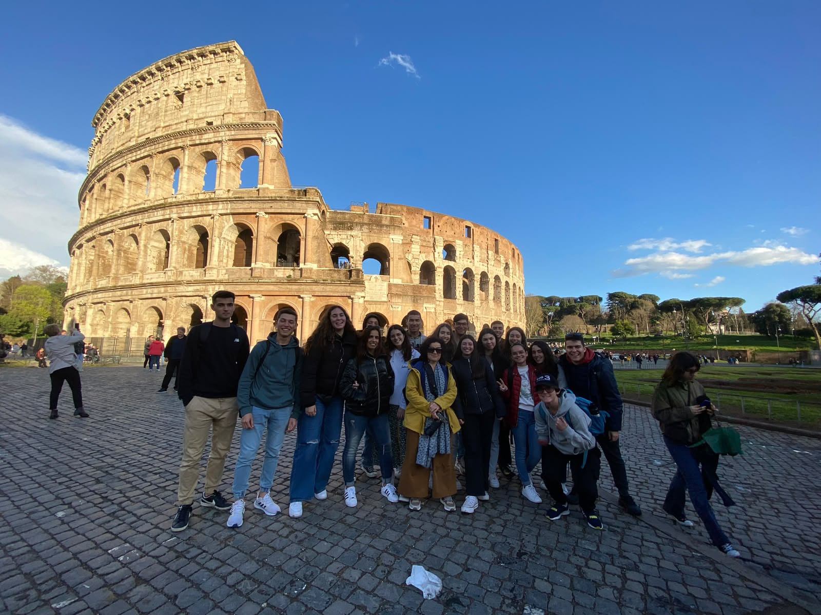 Professora Maria João Almeida com alunos junto ao Coliseu, em Roma