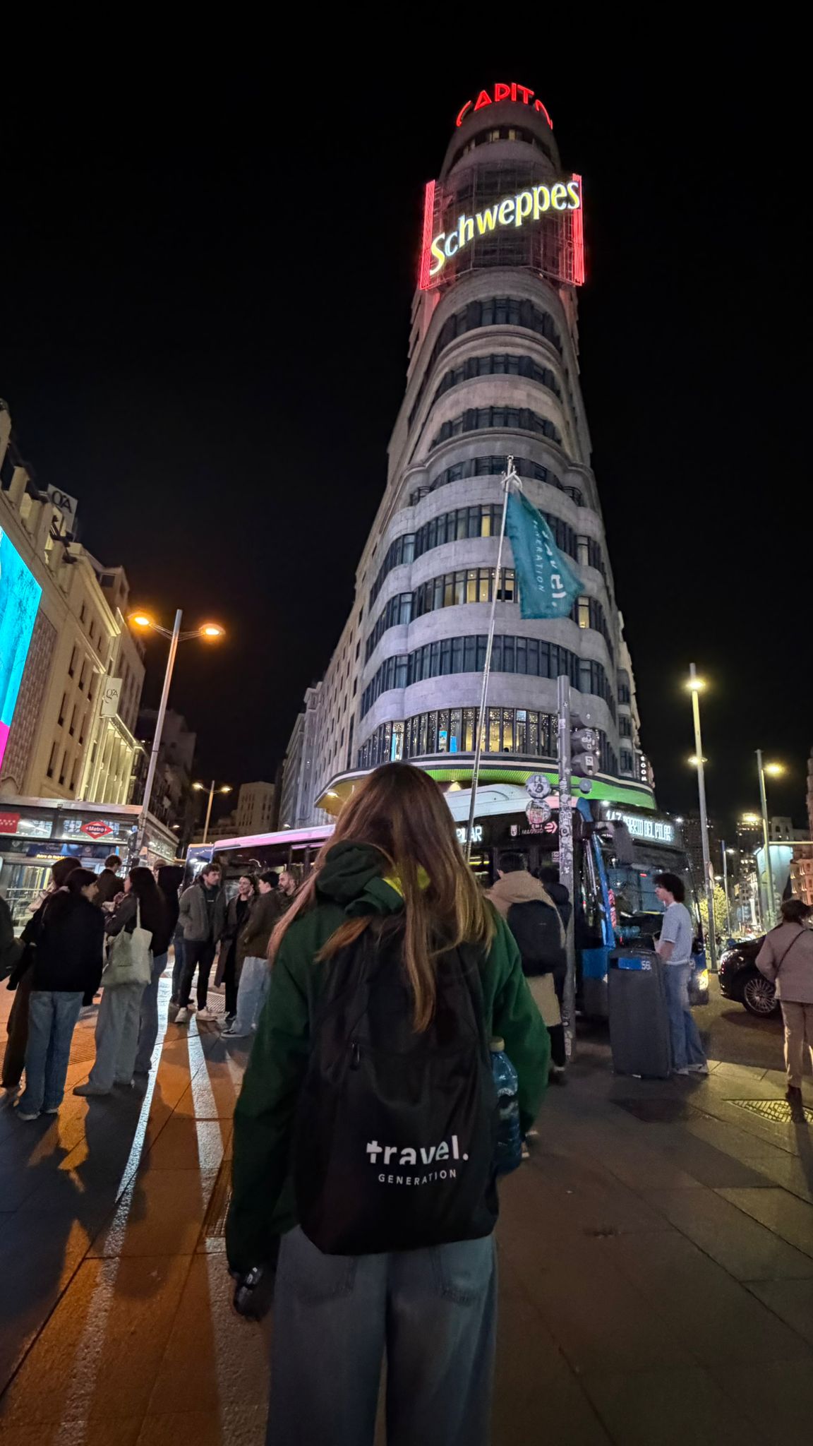 Tour Leader da Travel Generation com a bandeira Travel Generation na Gran Vía, em Madrid