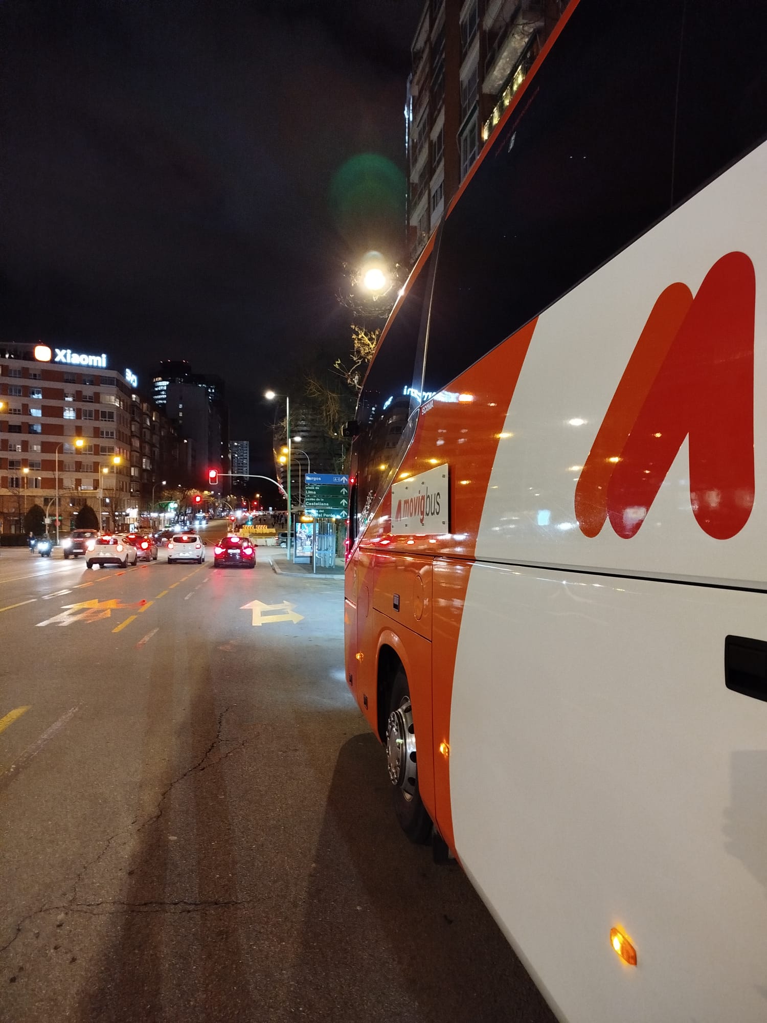 Autocarro Movig parado numa avenida de Madrid, ao fim do dia