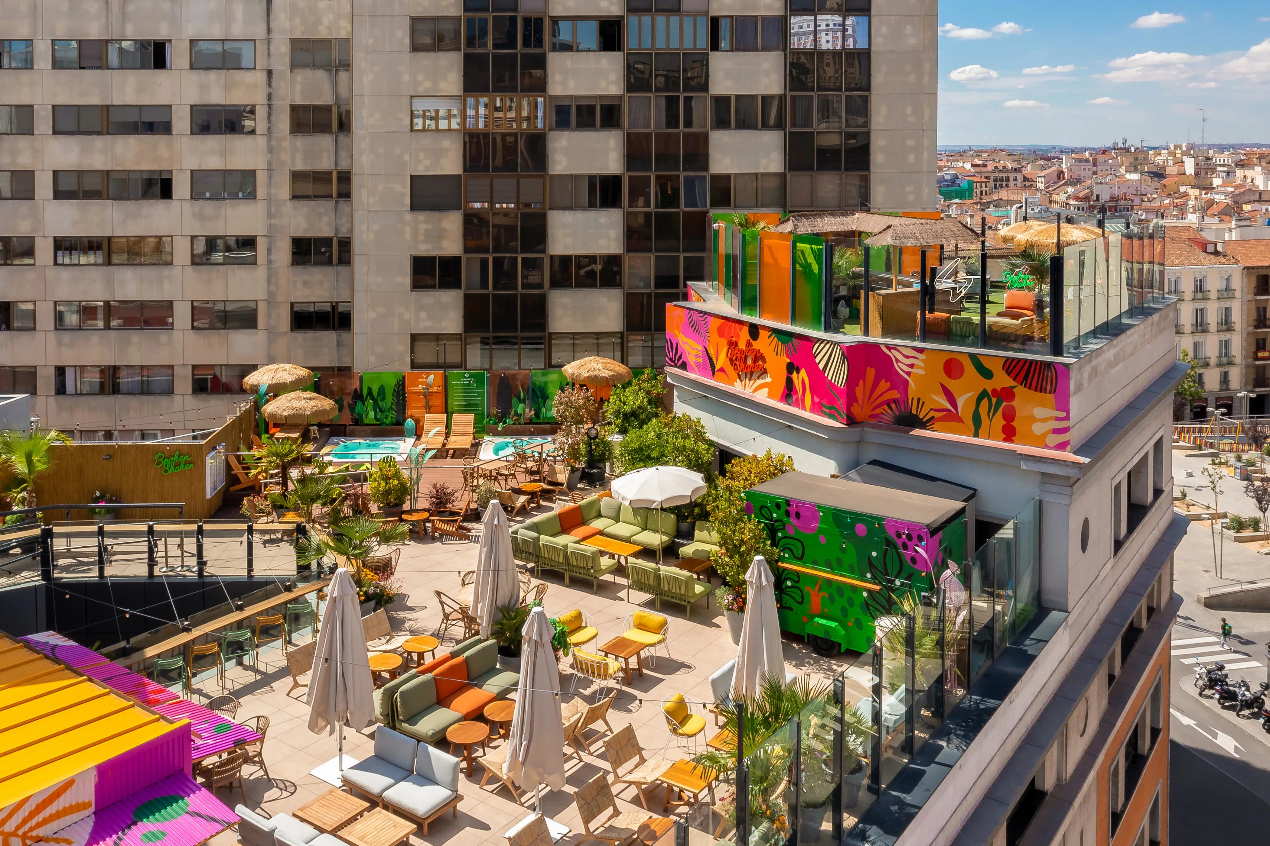 Terraço do Generator Madrid, com esplanada, piscina e vista sobre a cidade