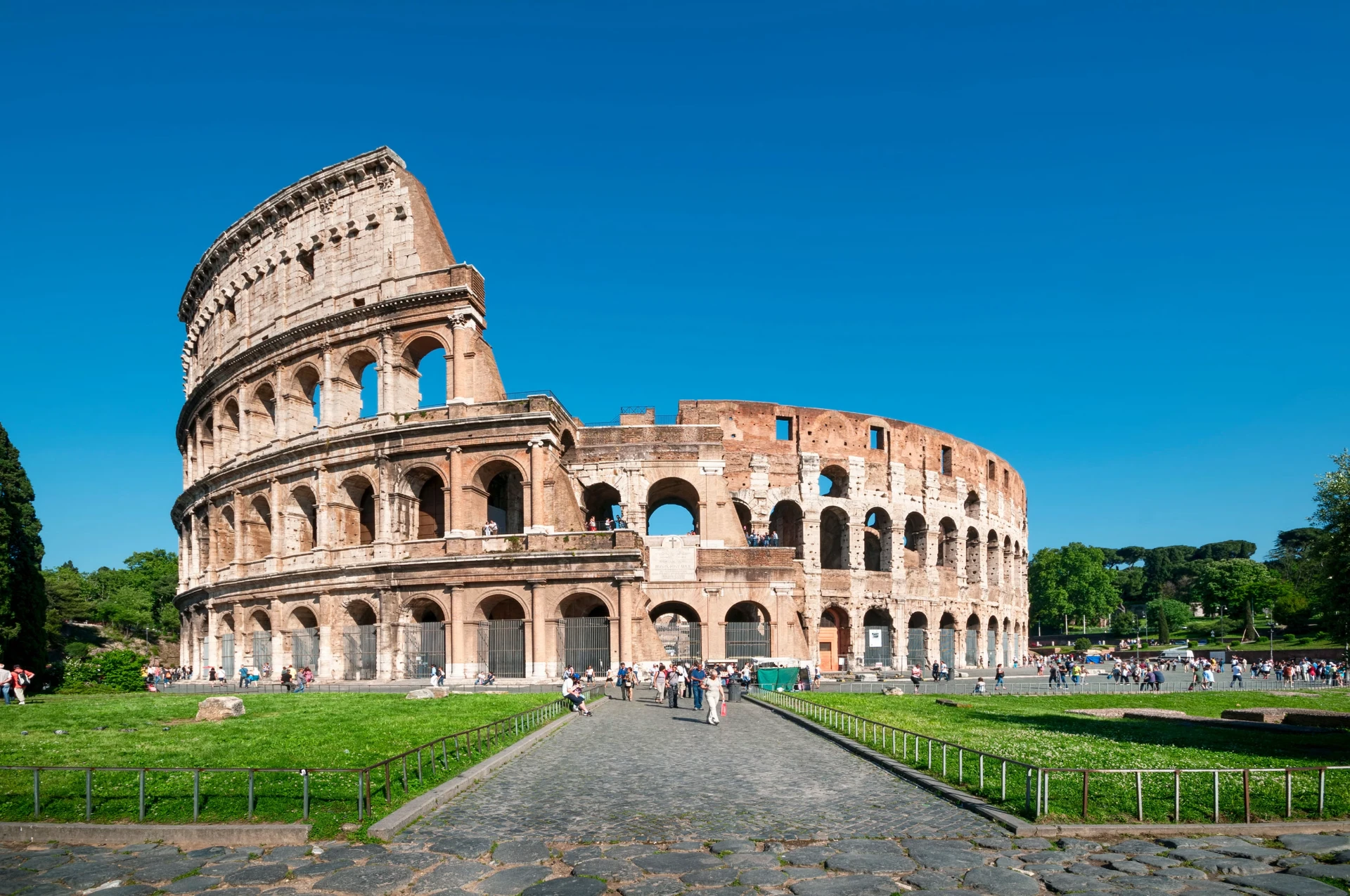 Coliseu de Roma visto da via que liga ao Fórum Romano