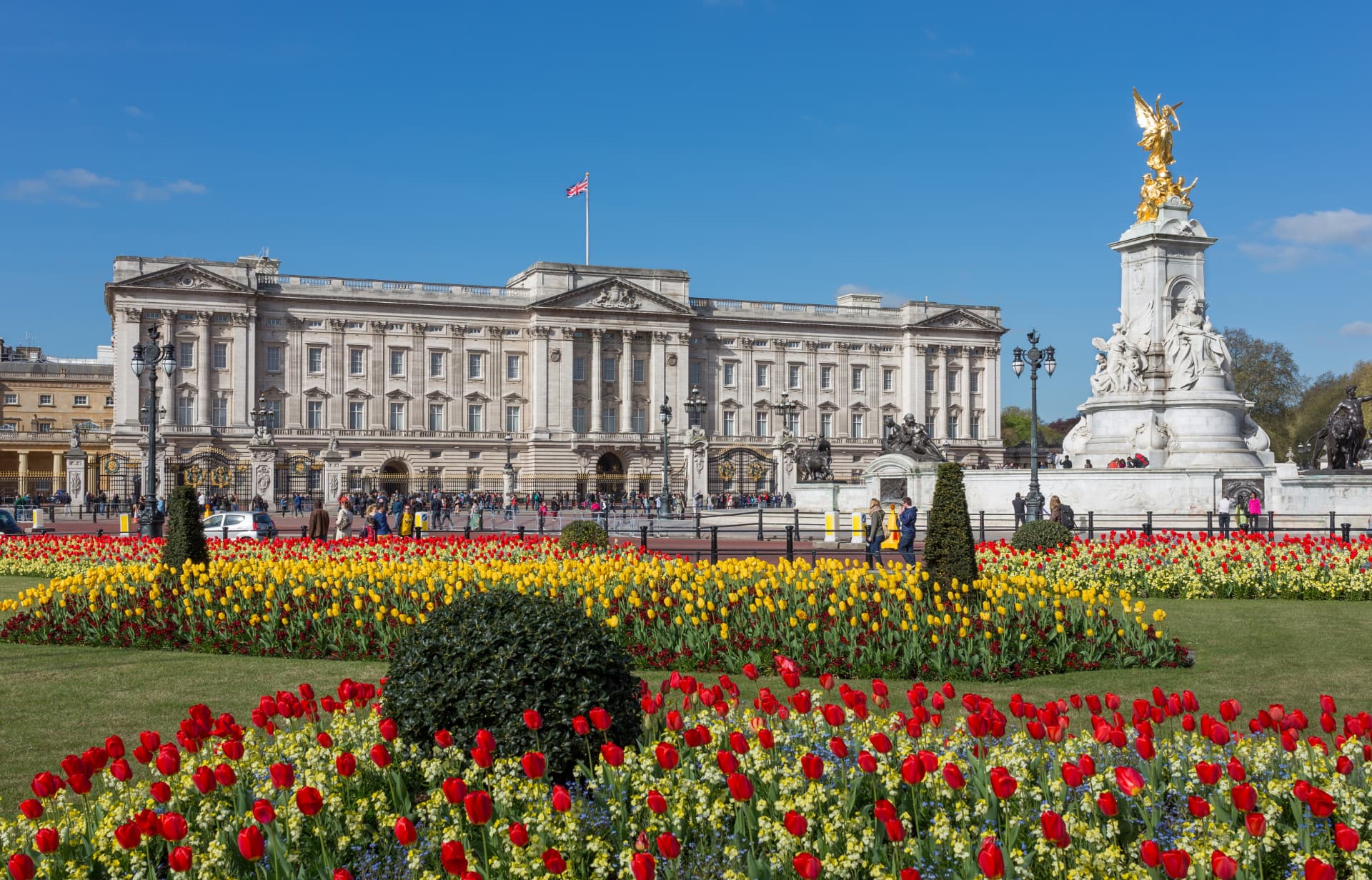 Palácio de Buckingham visto dos jardins, com canteiros de tulipas
