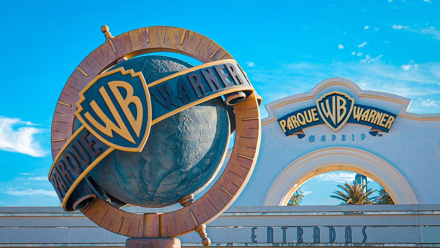 Entrada do Parque Warner Madrid com o globo e o logótipo Warner Bros.