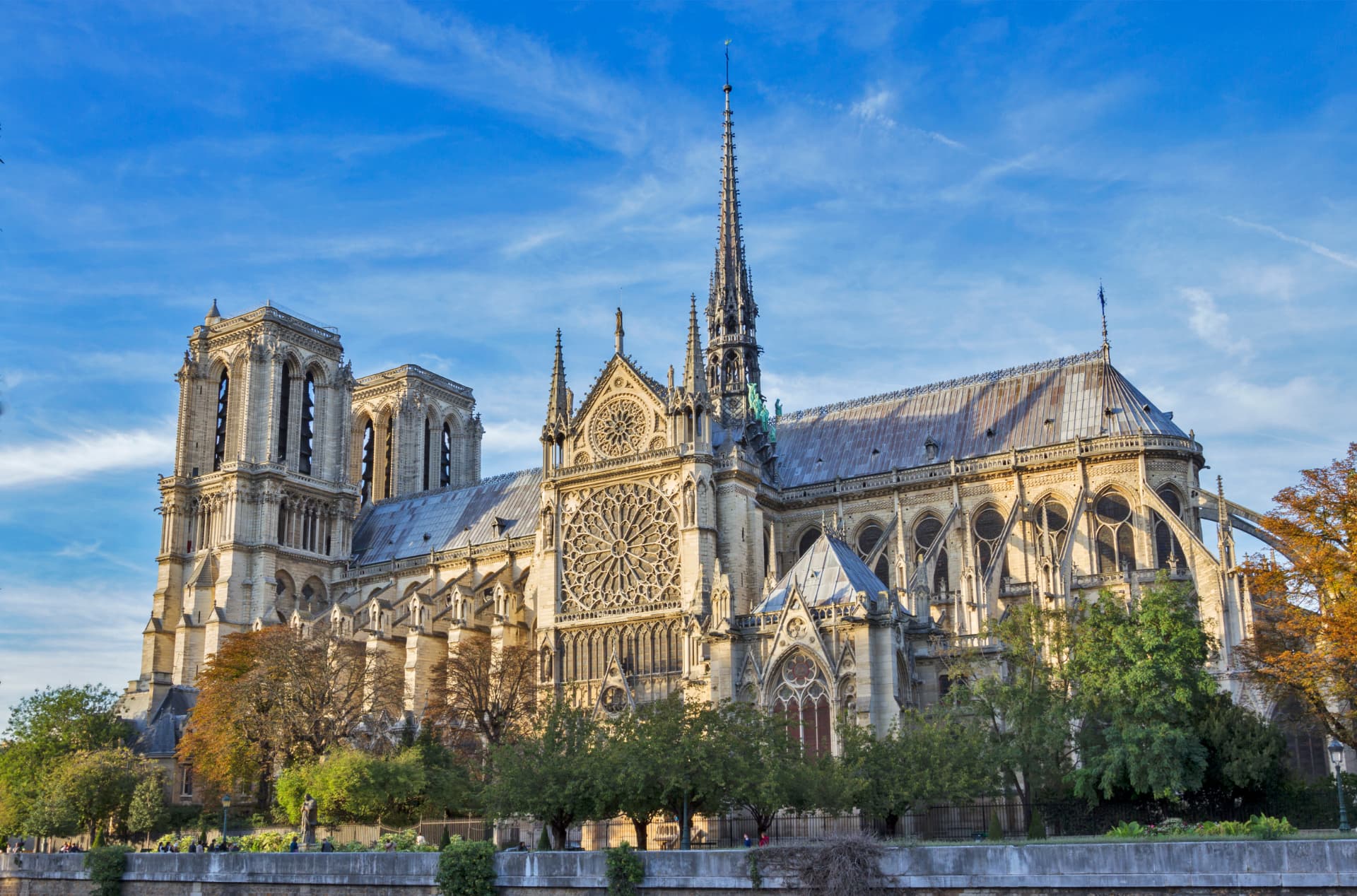 Catedral de Notre-Dame de Paris vista do rio Sena