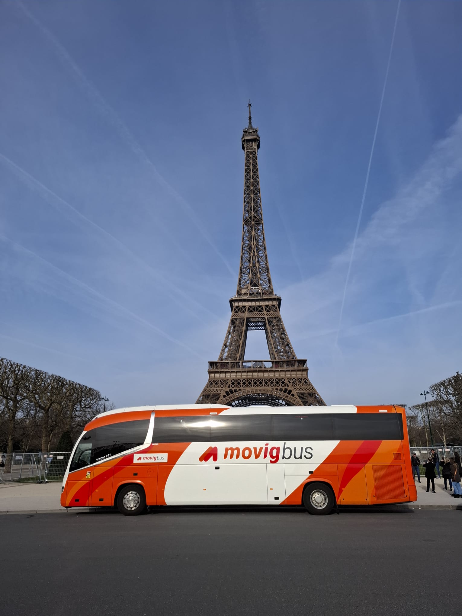 Autocarro MOVIG diante da Torre Eiffel