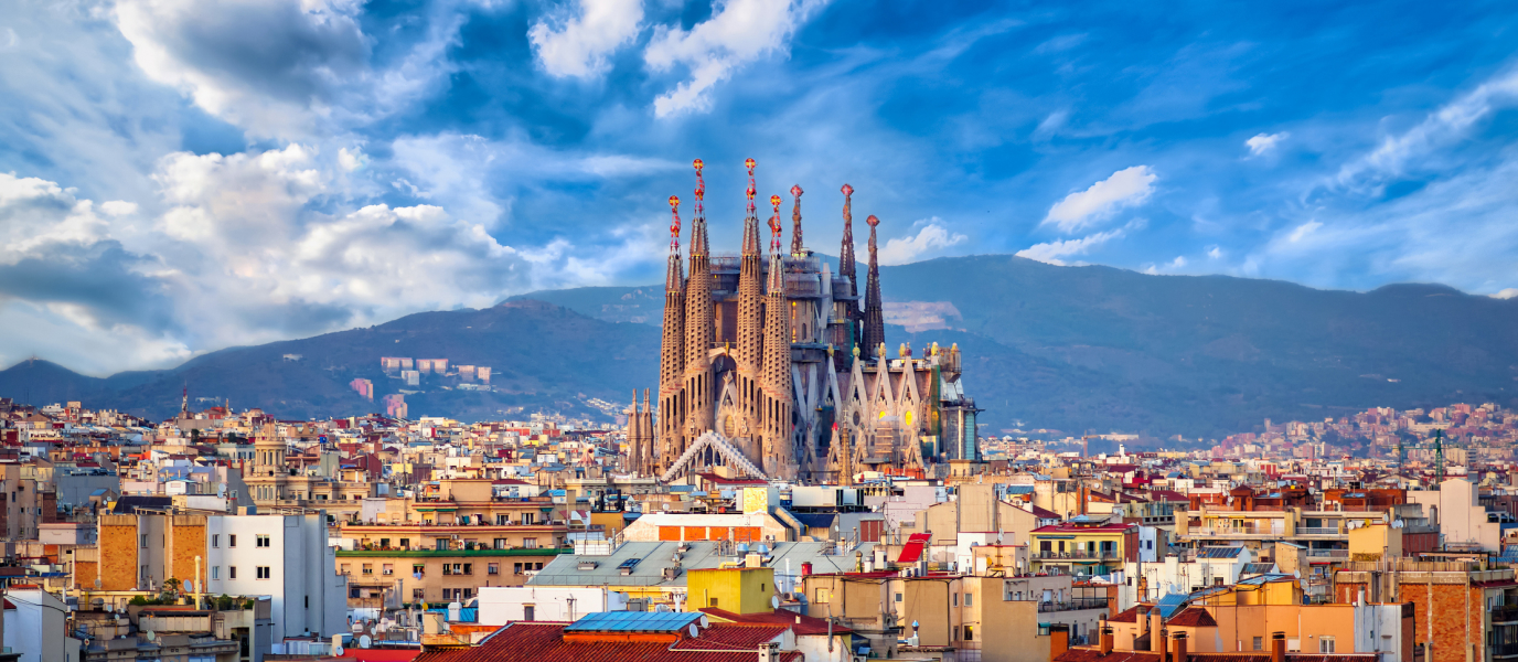 Vista panorâmica de Barcelona com a Sagrada Família a destacar-se sobre a cidade