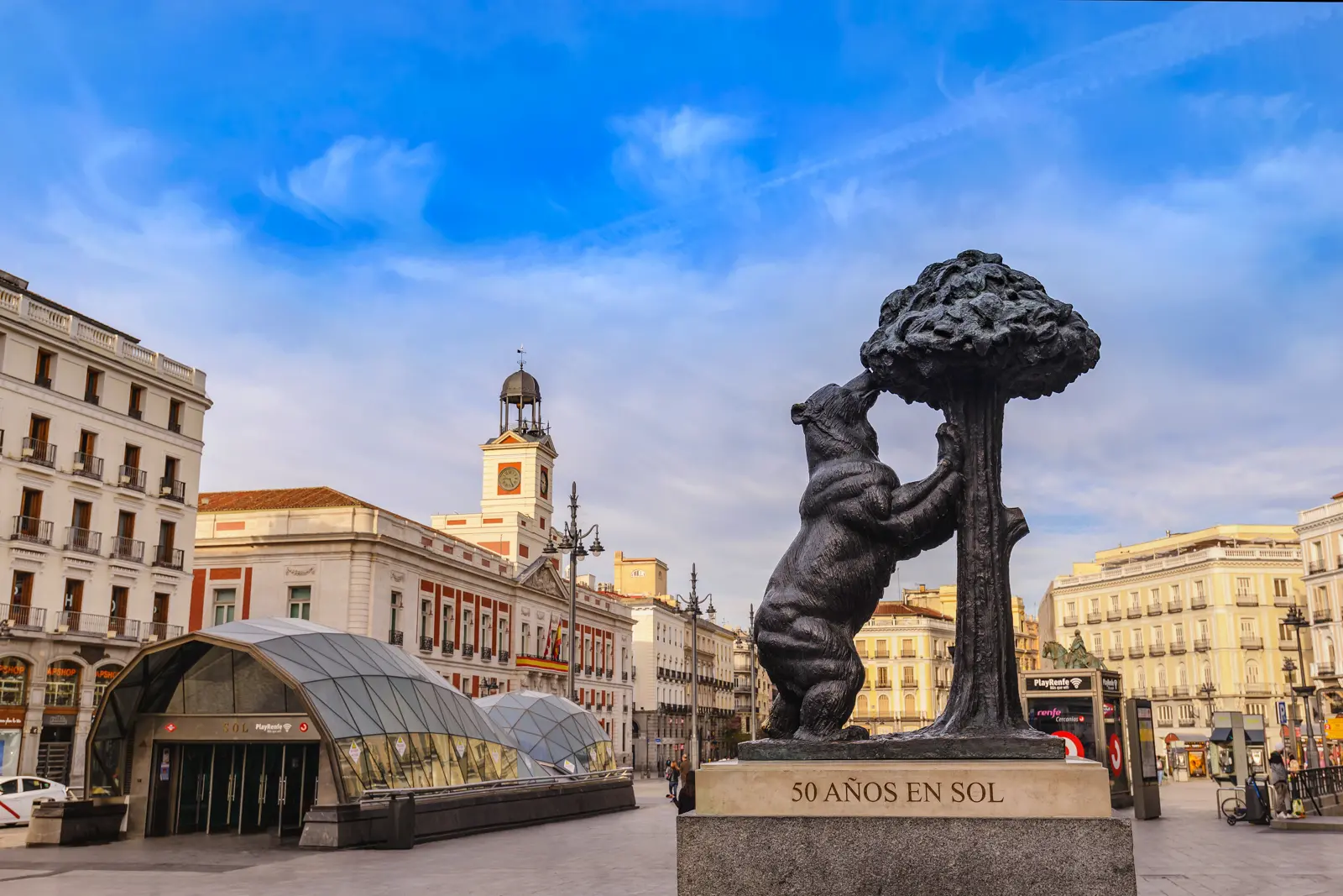 Estátua do Urso e do Medronheiro na Puerta del Sol, em Madrid