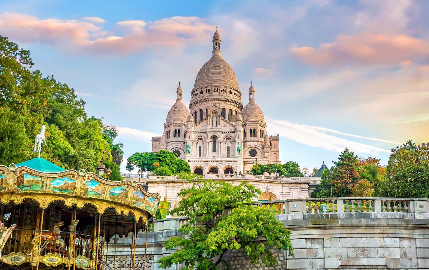 Basílica do Sacré-Cœur e o carrossel de Montmartre, em Paris