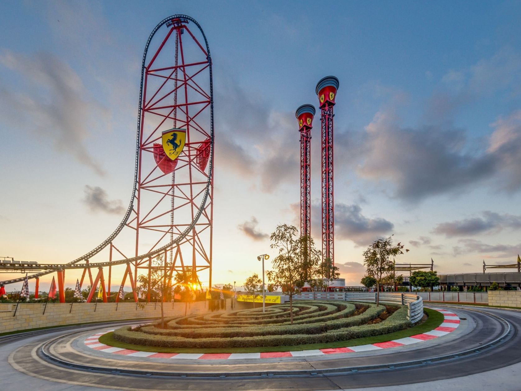 Torre e montanha-russa vermelhas da área Ferrari Land do PortAventura World ao pôr do sol