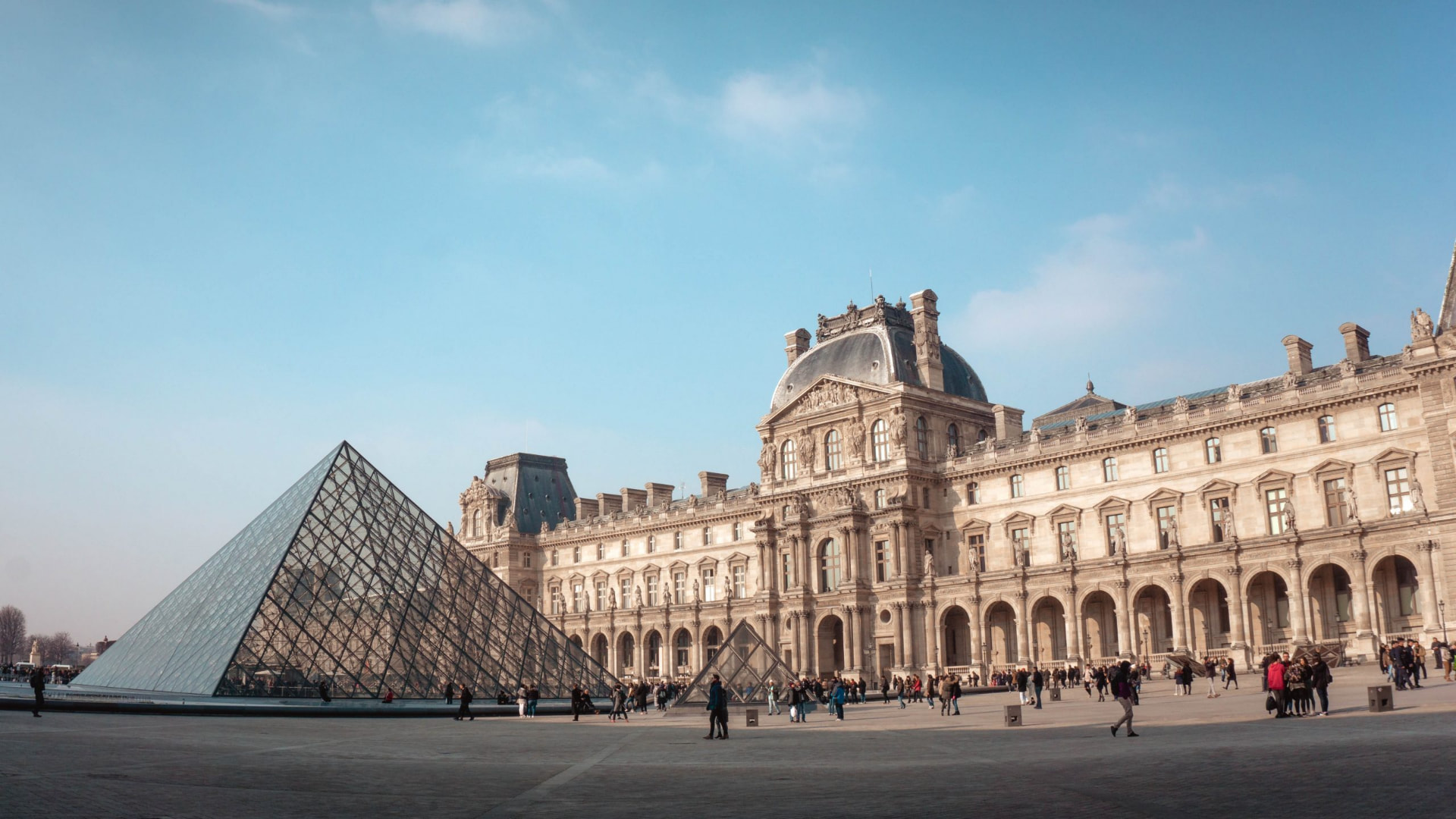 Pirâmide do Louvre e o palácio museu, em Paris