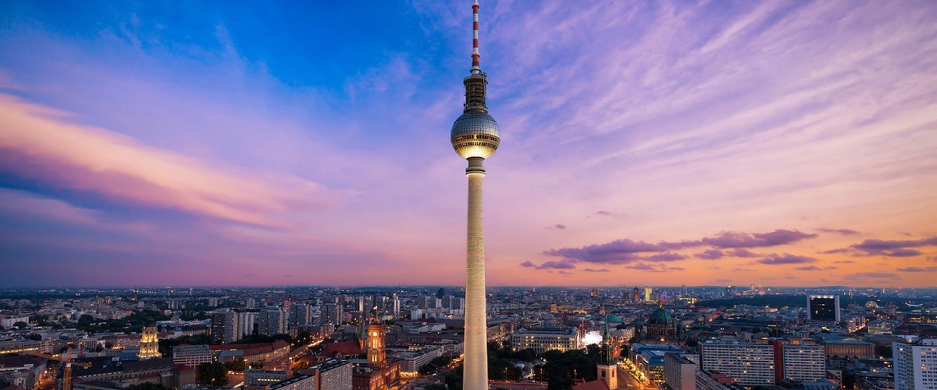 Torre da Televisão de Berlim sobre a cidade ao pôr do sol