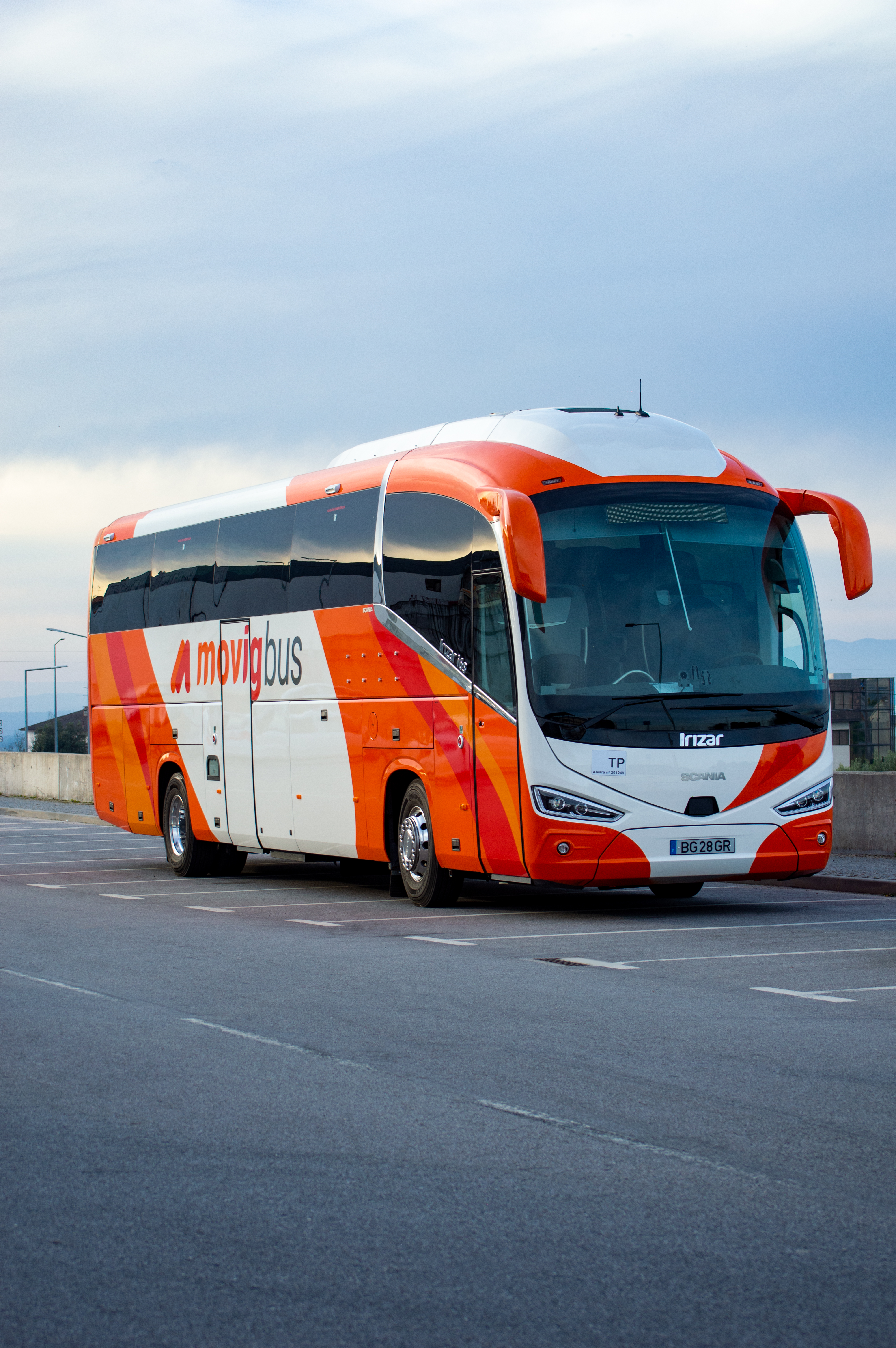 Autocarro MOVIG estacionado, visto de frente e de lado