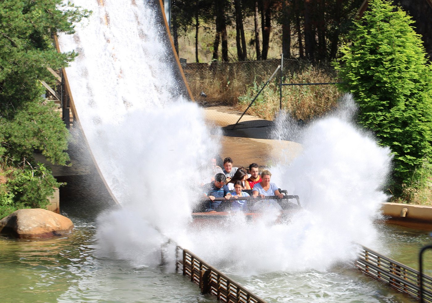 Atração aquática Cataratas Salvajes do Parque Warner Madrid com grande salpico de água