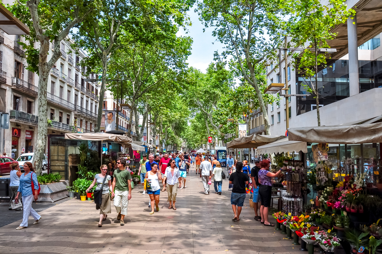 Mercado e ambiente de rua junto à La Rambla