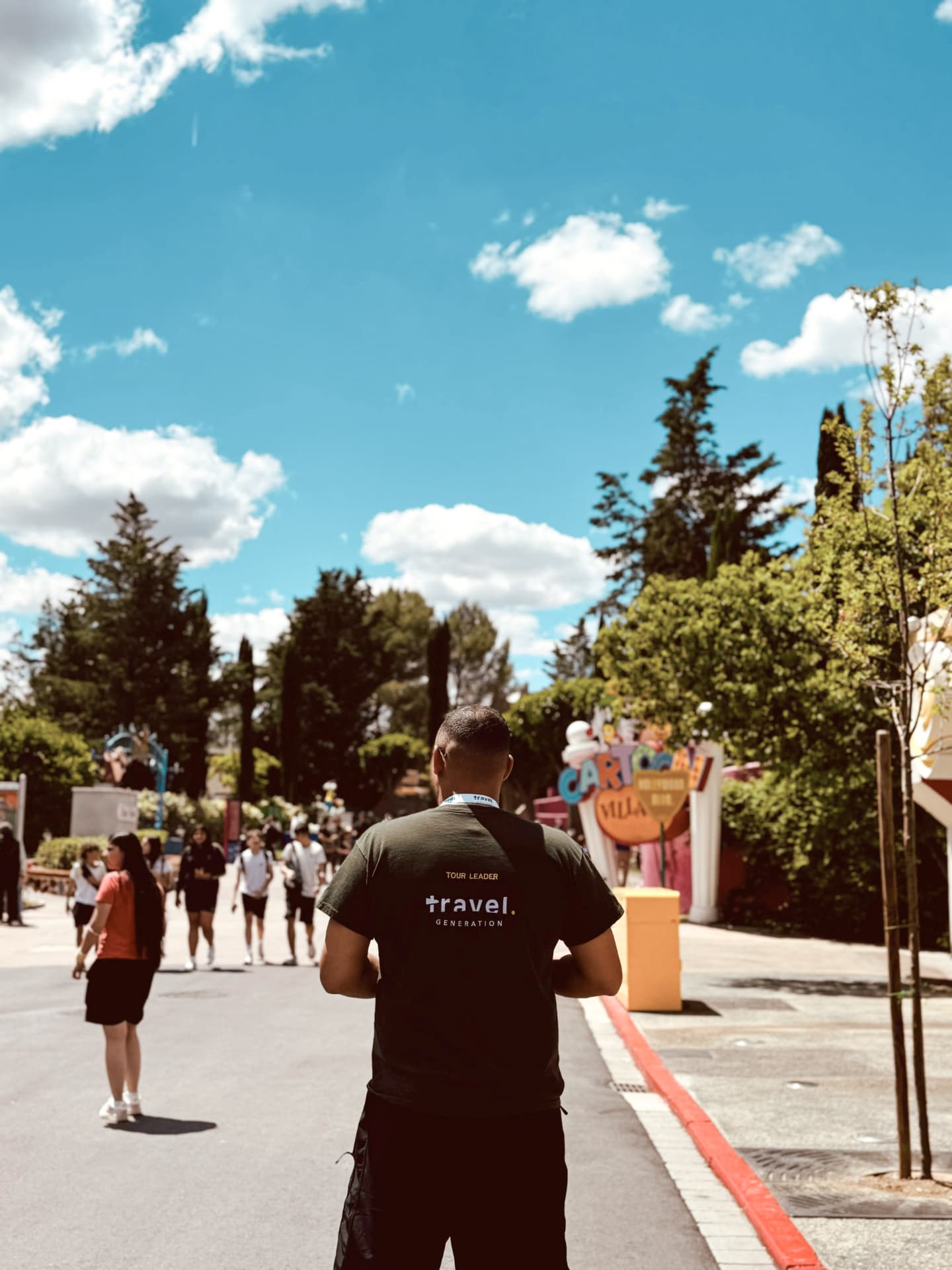 Tour Leader Travel Generation a acompanhar um grupo no Parque Warner
