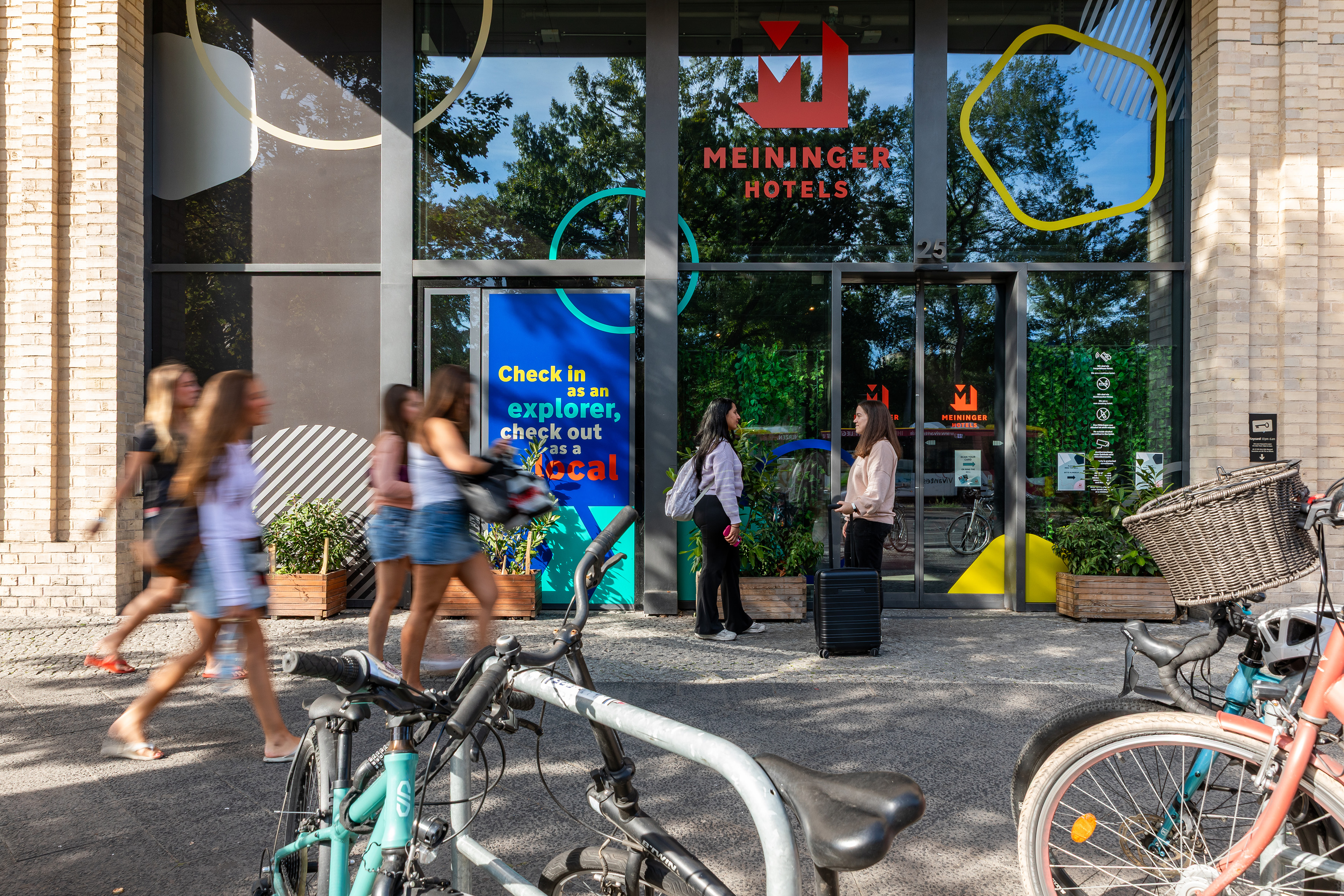 Entrada do MEININGER Hotel Berlin Tiergarten, com hóspedes e bicicletas