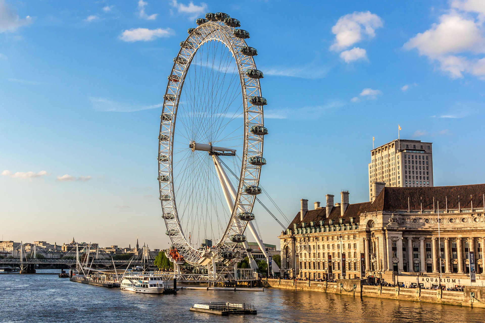 London Eye junto ao rio Tamisa, ao fim da tarde