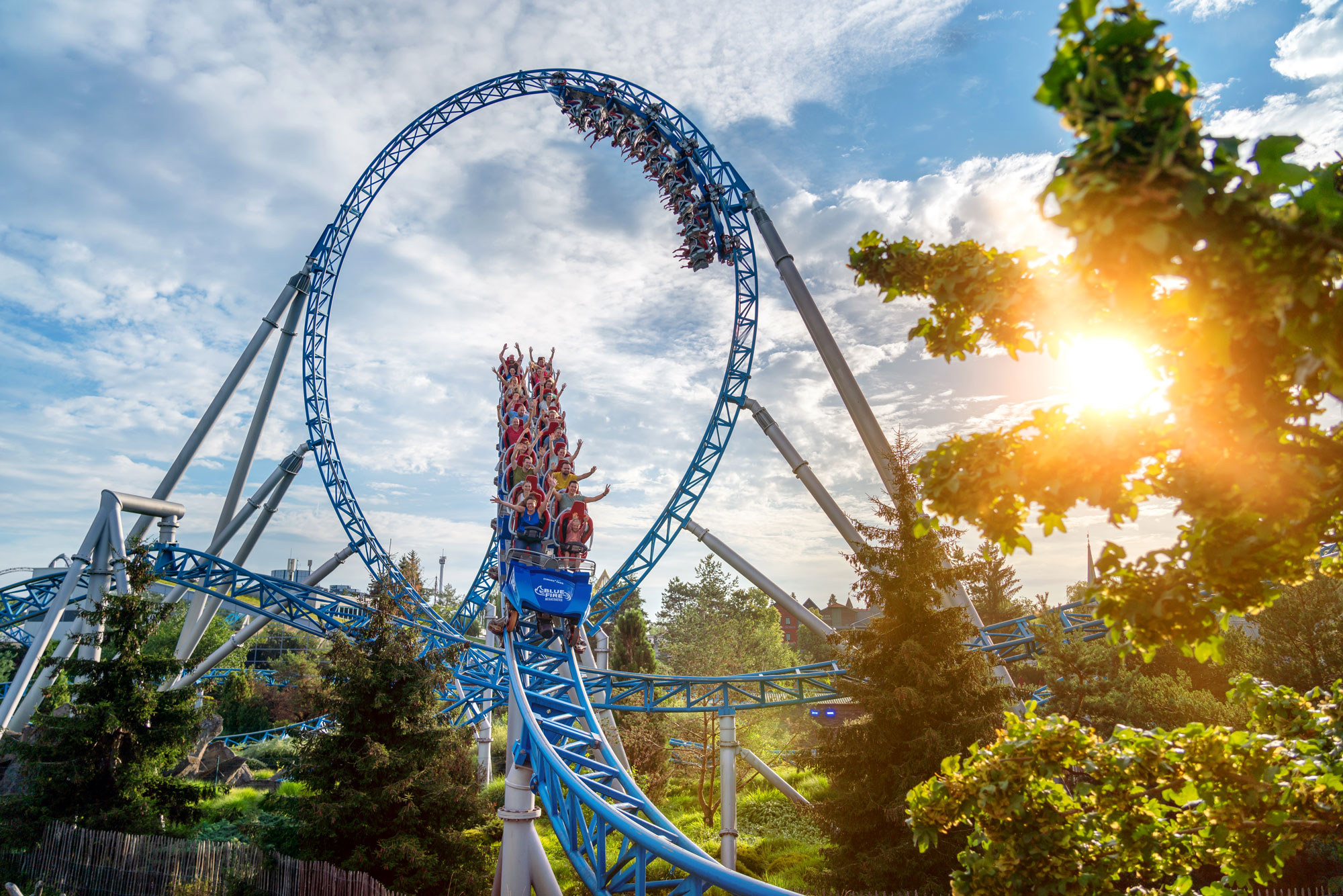 Montanha-russa Blue Fire do Europa-Park em pleno loop ao pôr do sol