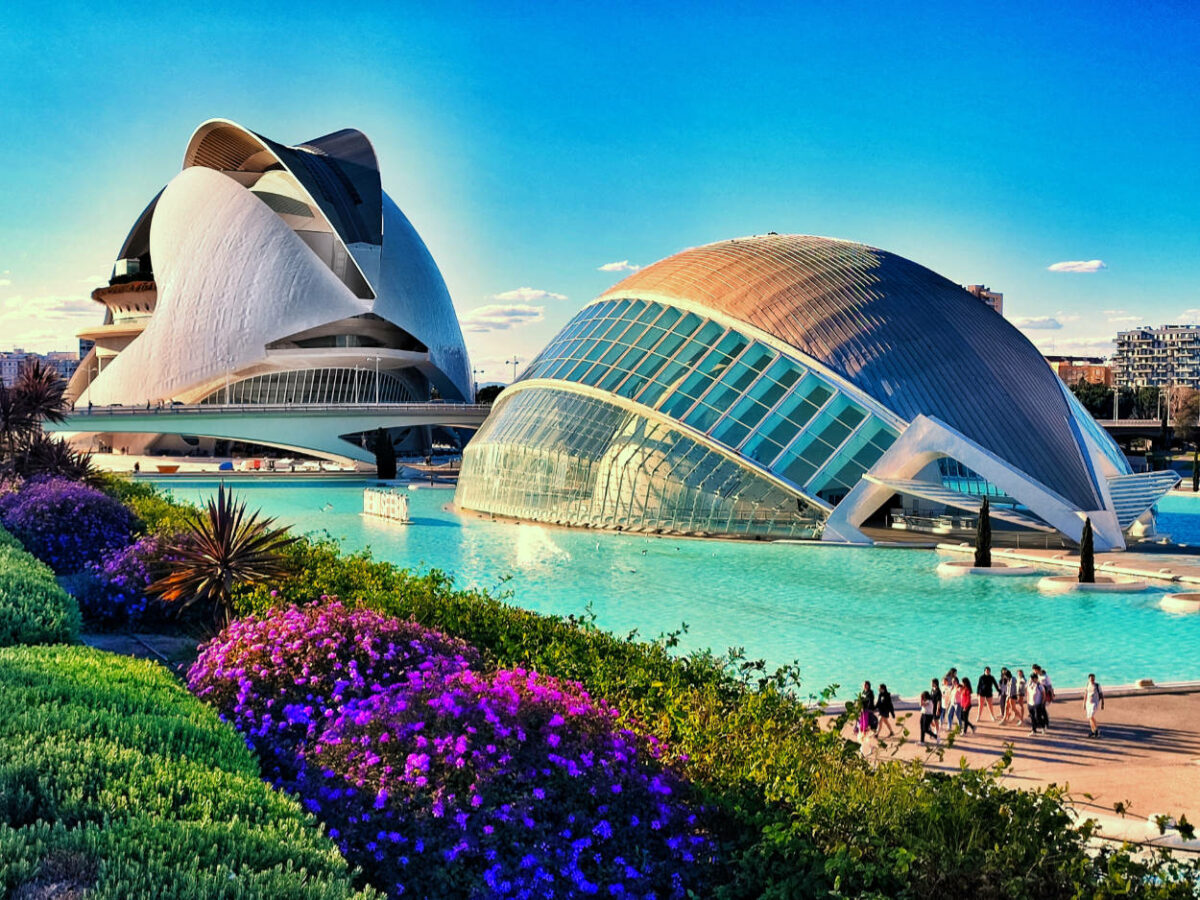 Cidade das Artes e das Ciências refletida na água, em Valência