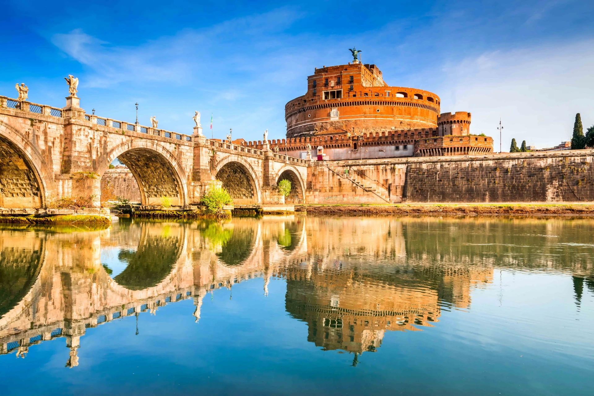 Castel Sant'Angelo e a ponte sobre o rio Tibre, em Roma