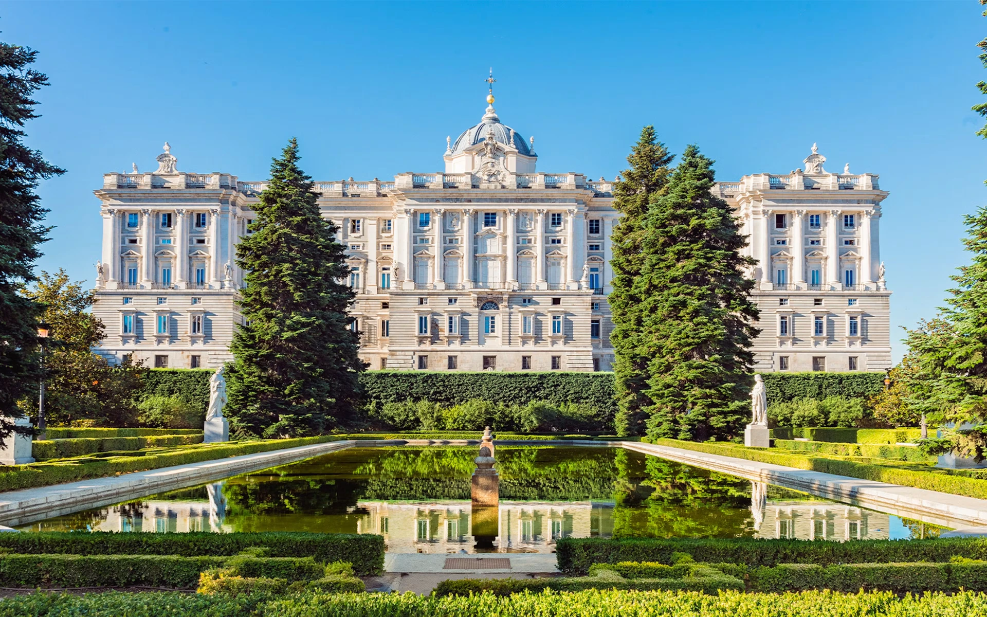 Palácio Real de Madrid visto dos Jardins de Sabatini