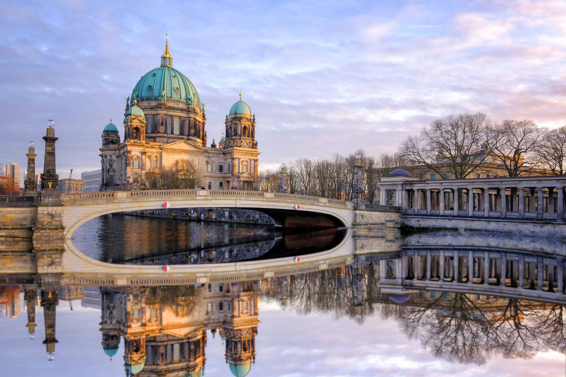Catedral de Berlim refletida no rio Spree ao amanhecer