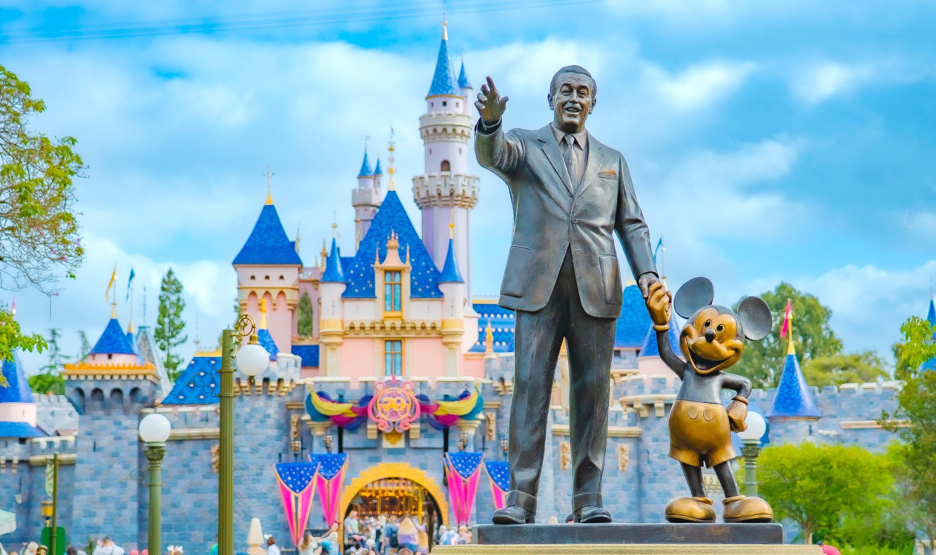 Estátua Partners de Walt Disney e Mickey com o castelo ao fundo