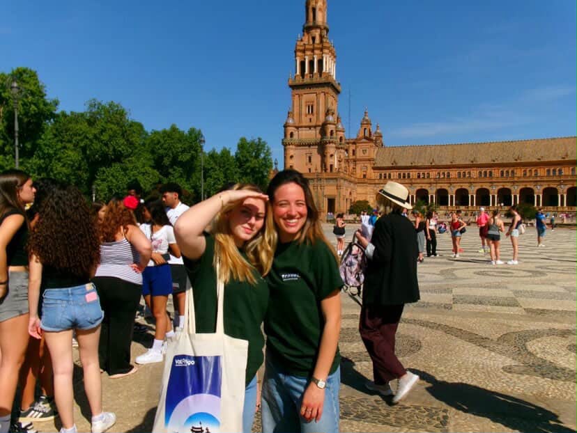 Tour Leader da Travel Generation com uma aluna na Plaza de España, em Sevilha