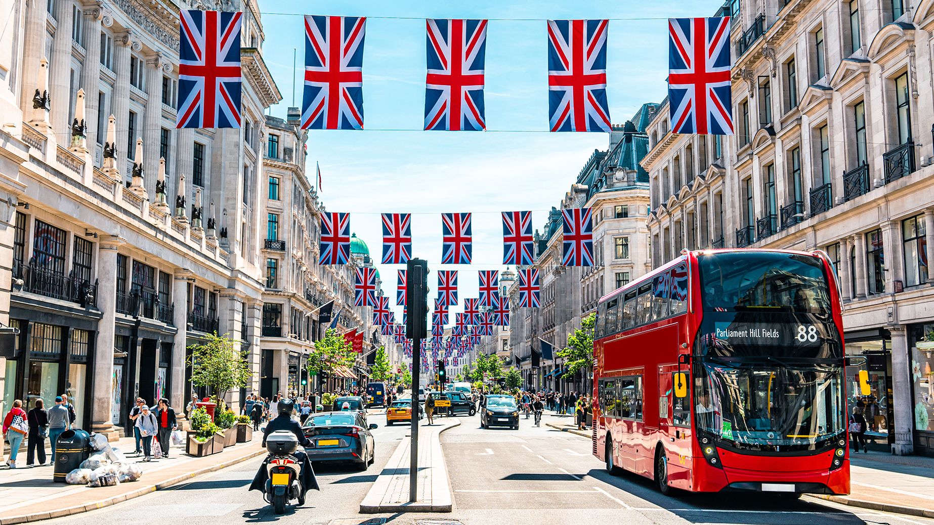 Regent Street decorada com bandeiras do Reino Unido e um autocarro vermelho