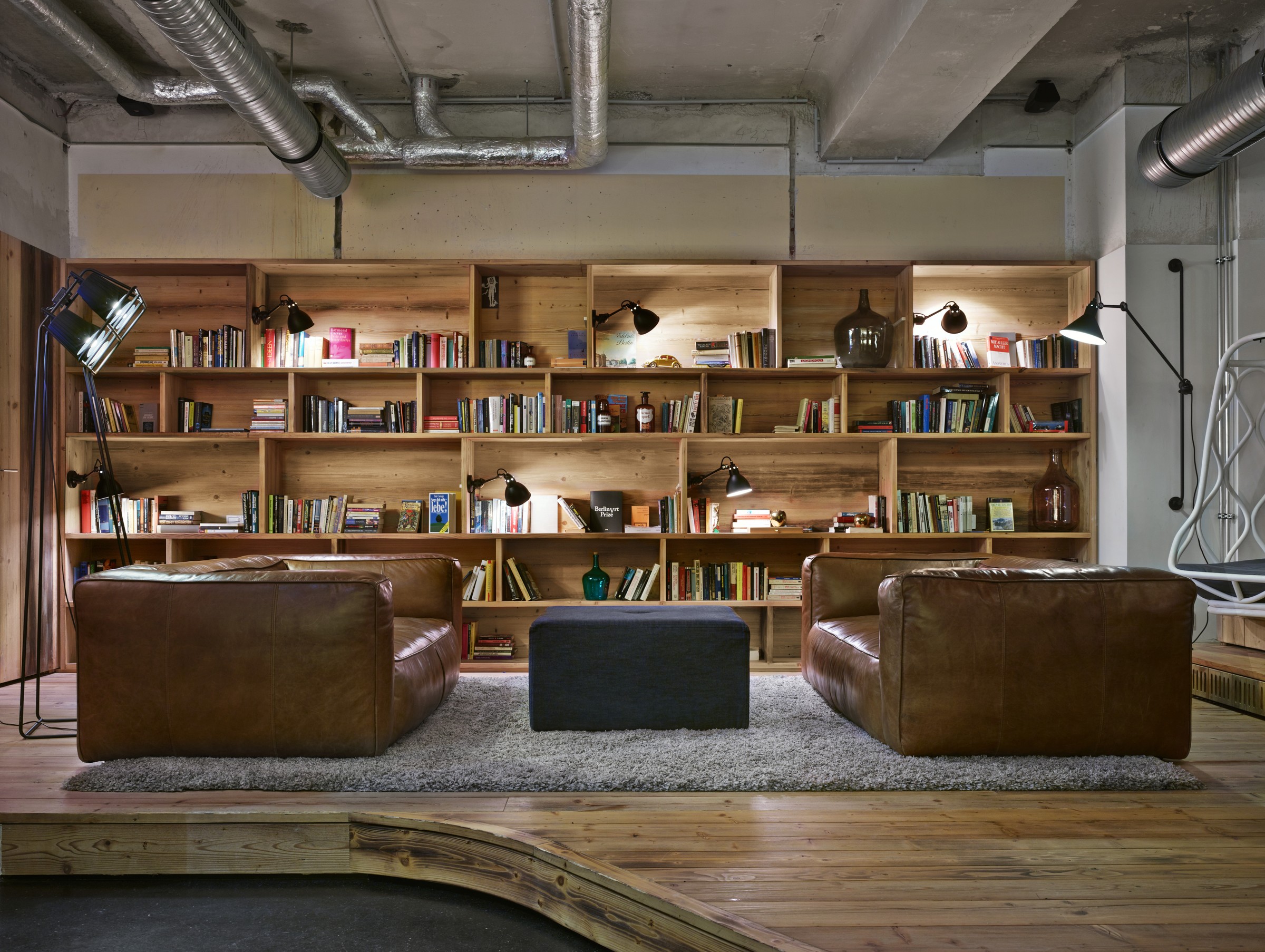 Sala biblioteca no Generator Berlim Mitte