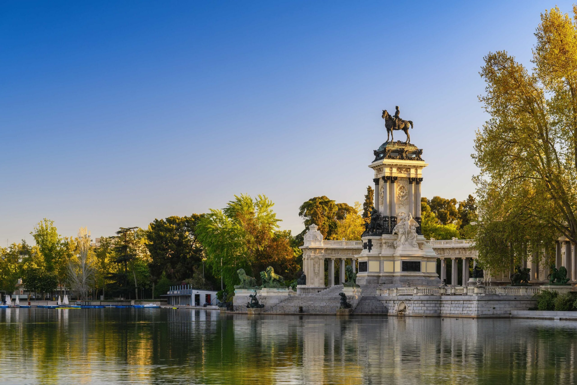 Monumento a Afonso XII e o lago do Parque do Retiro, em Madrid