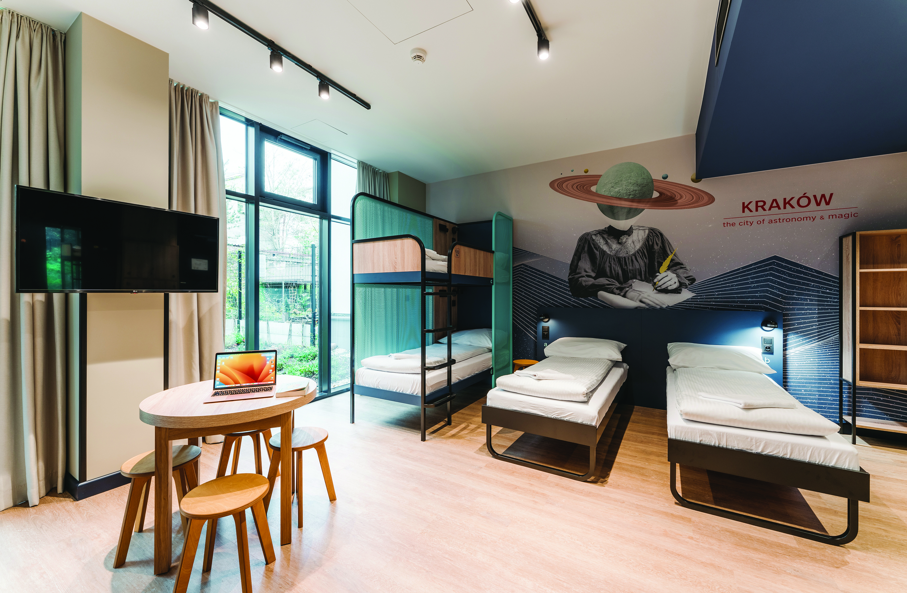 Quarto de seis camas com cacifos do MEININGER Hotel Krakow Centrum