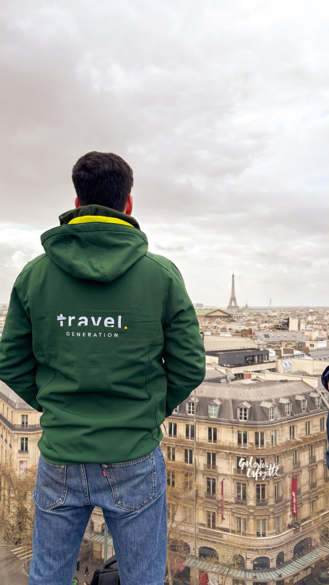 Tour Leader Travel Generation sobre os telhados de Paris