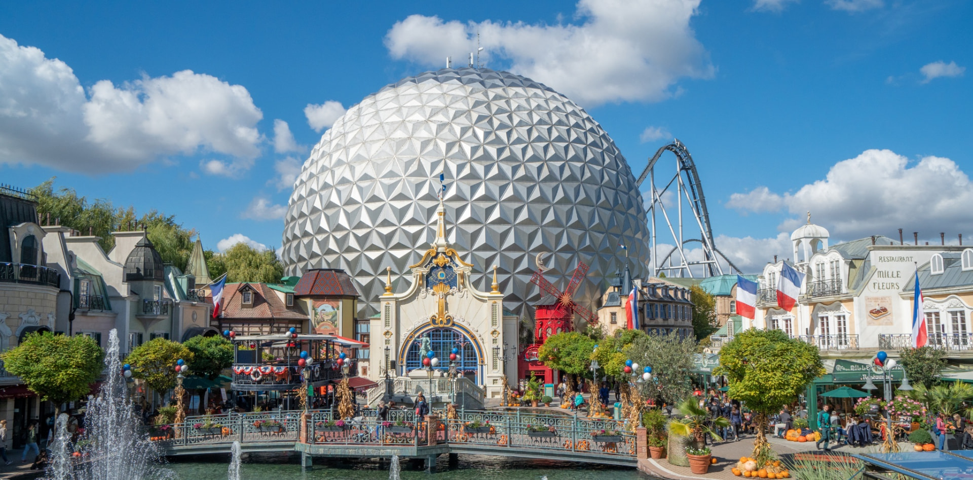 Esfera geodésica do Europa-Park sobre a área temática francesa com fontes