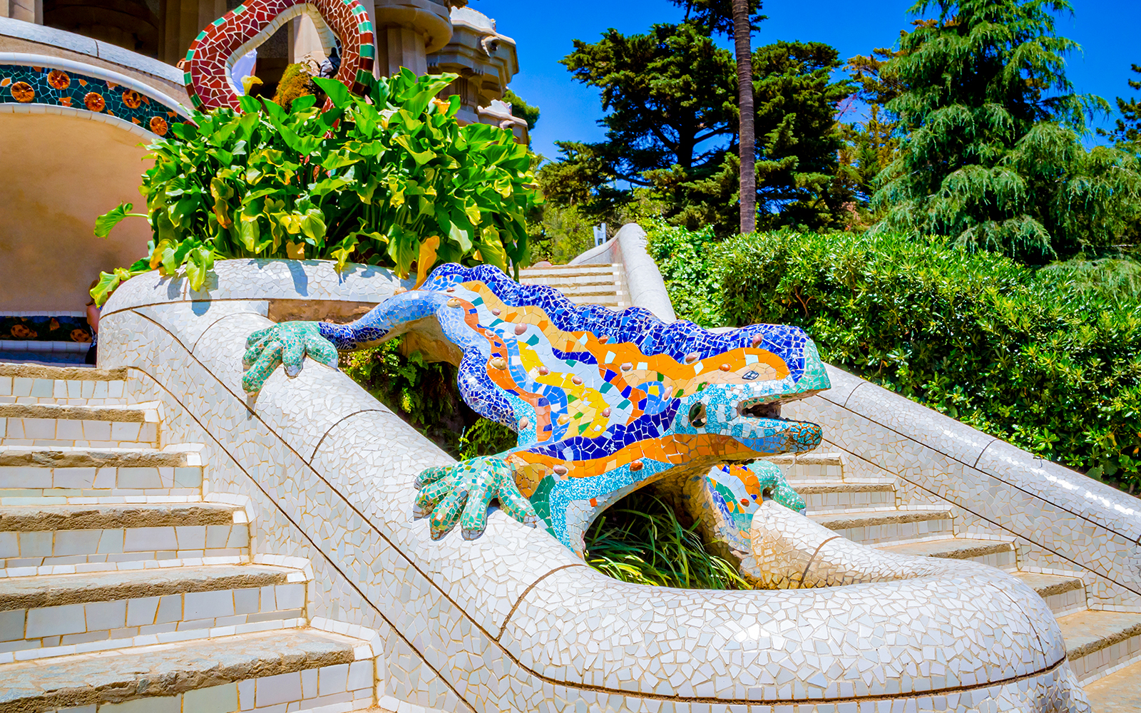 O lagarto em mosaico do Park Güell, na escadaria de acesso