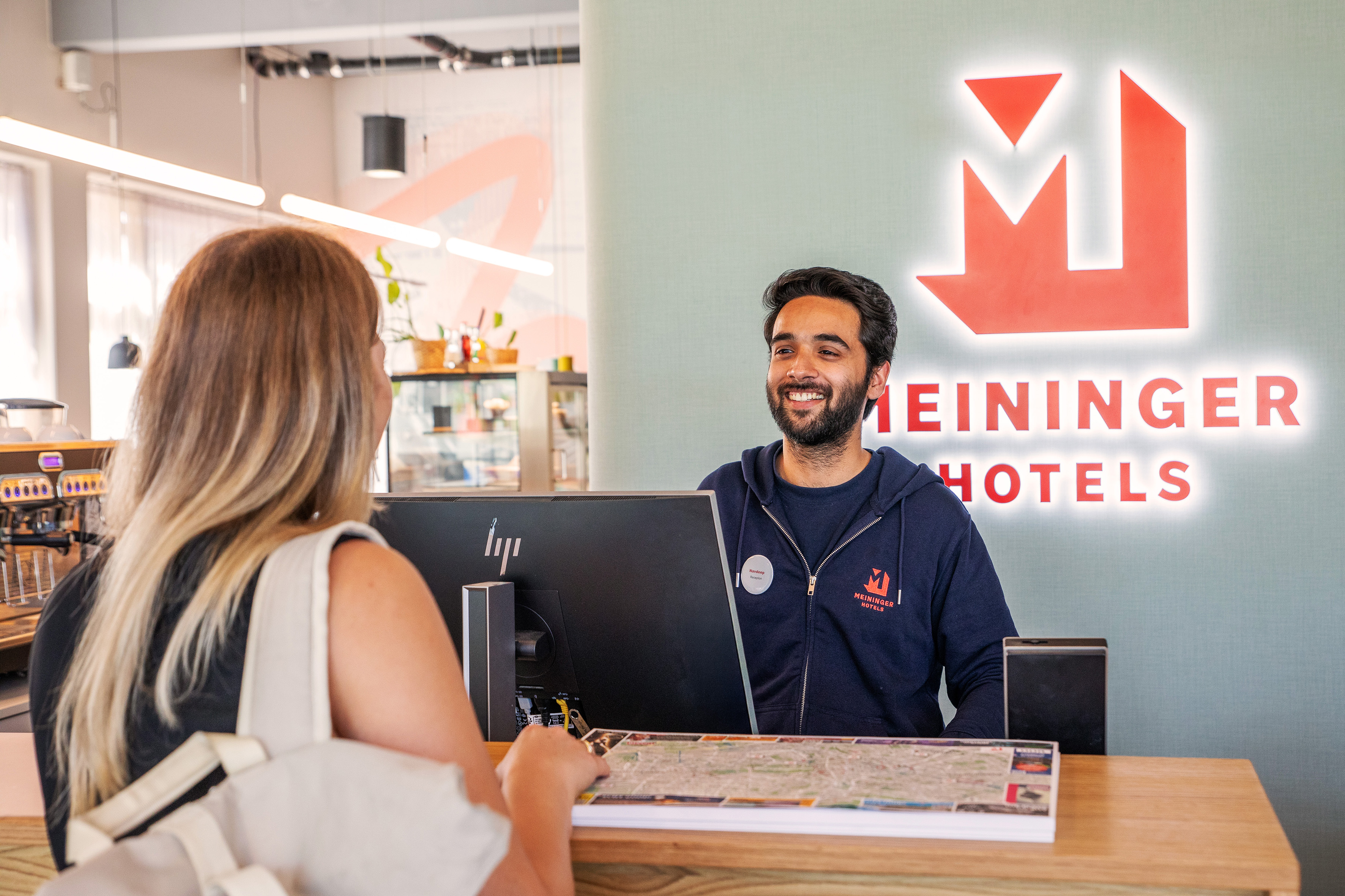 Receção do MEININGER Hotel Berlin Airport, com a marca visível