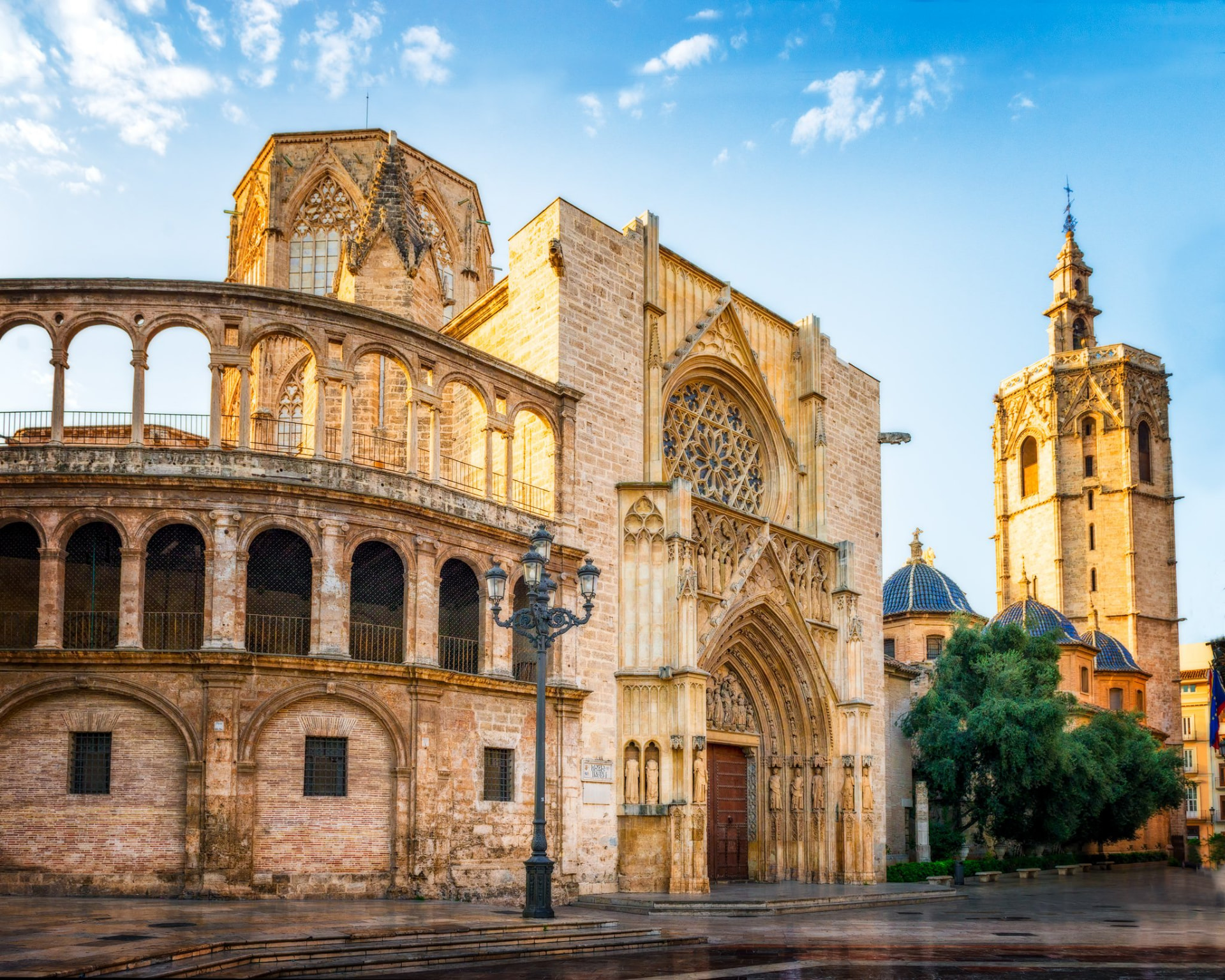 Catedral de Valência e a torre do Micalet ao amanhecer