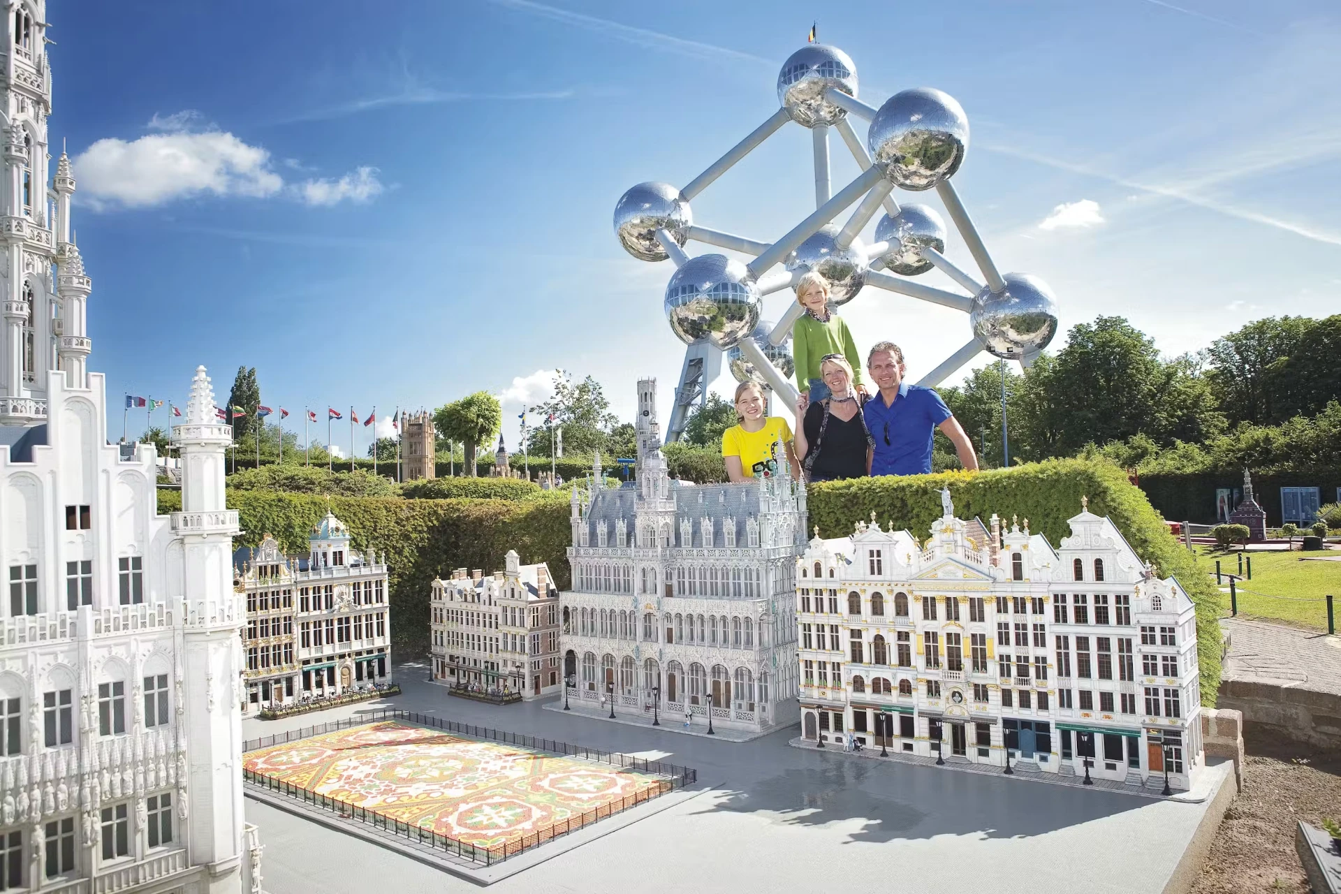 Miniaturas de monumentos europeus no Mini-Europe, com o Atomium ao fundo