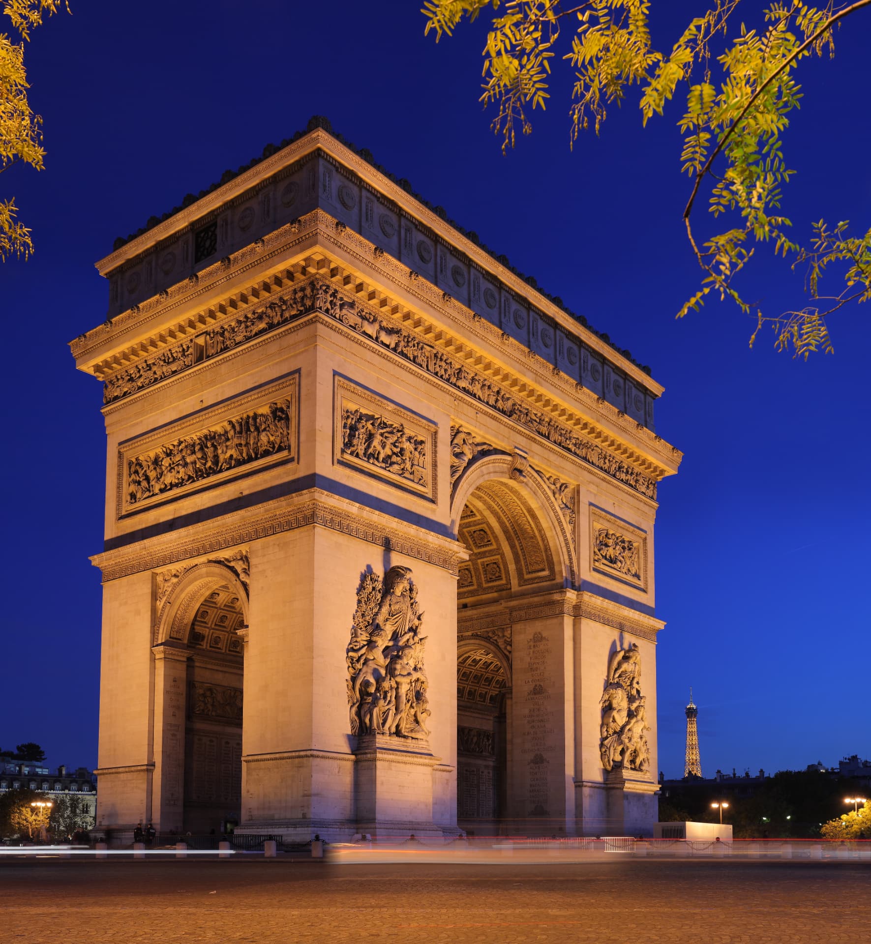 Arco do Triunfo iluminado ao anoitecer, em Paris