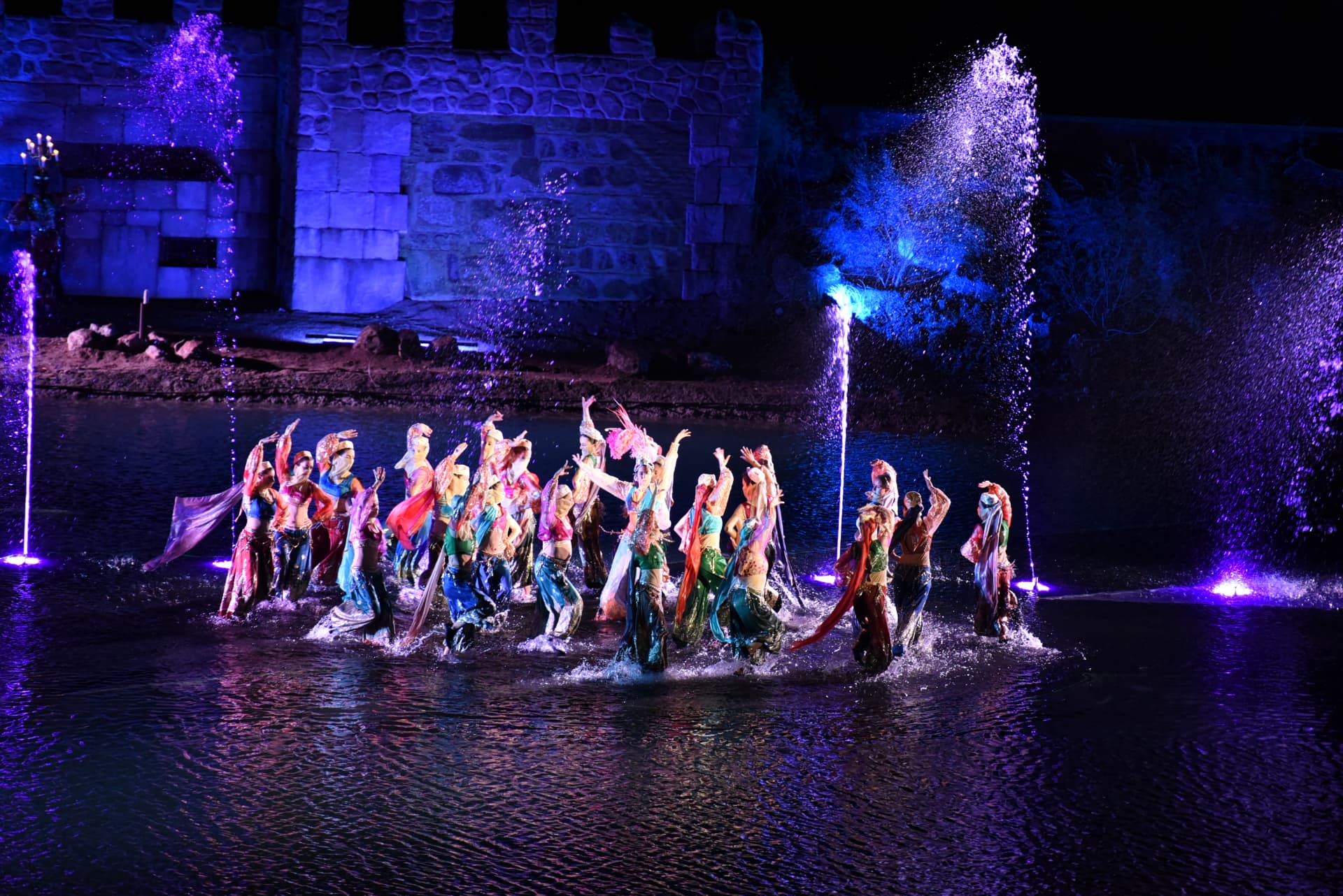 El Sueño de Toledo: bailarinas na água diante da muralha iluminada