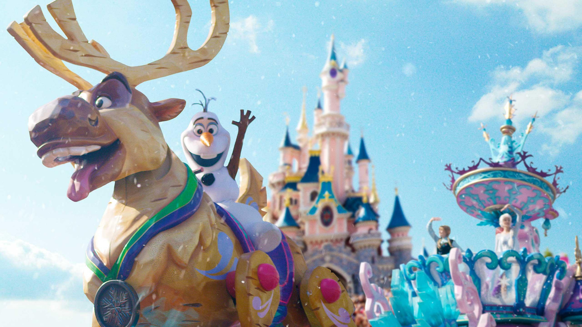 Parada Disney Stars on Parade com Olaf, Sven e o Castelo da Bela Adormecida ao fundo