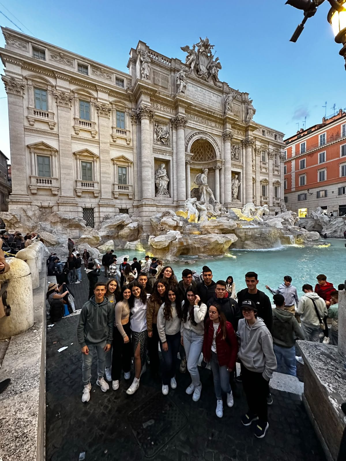 Professora Maria João Almeida com alunos junto à Fontana di Trevi, em Roma