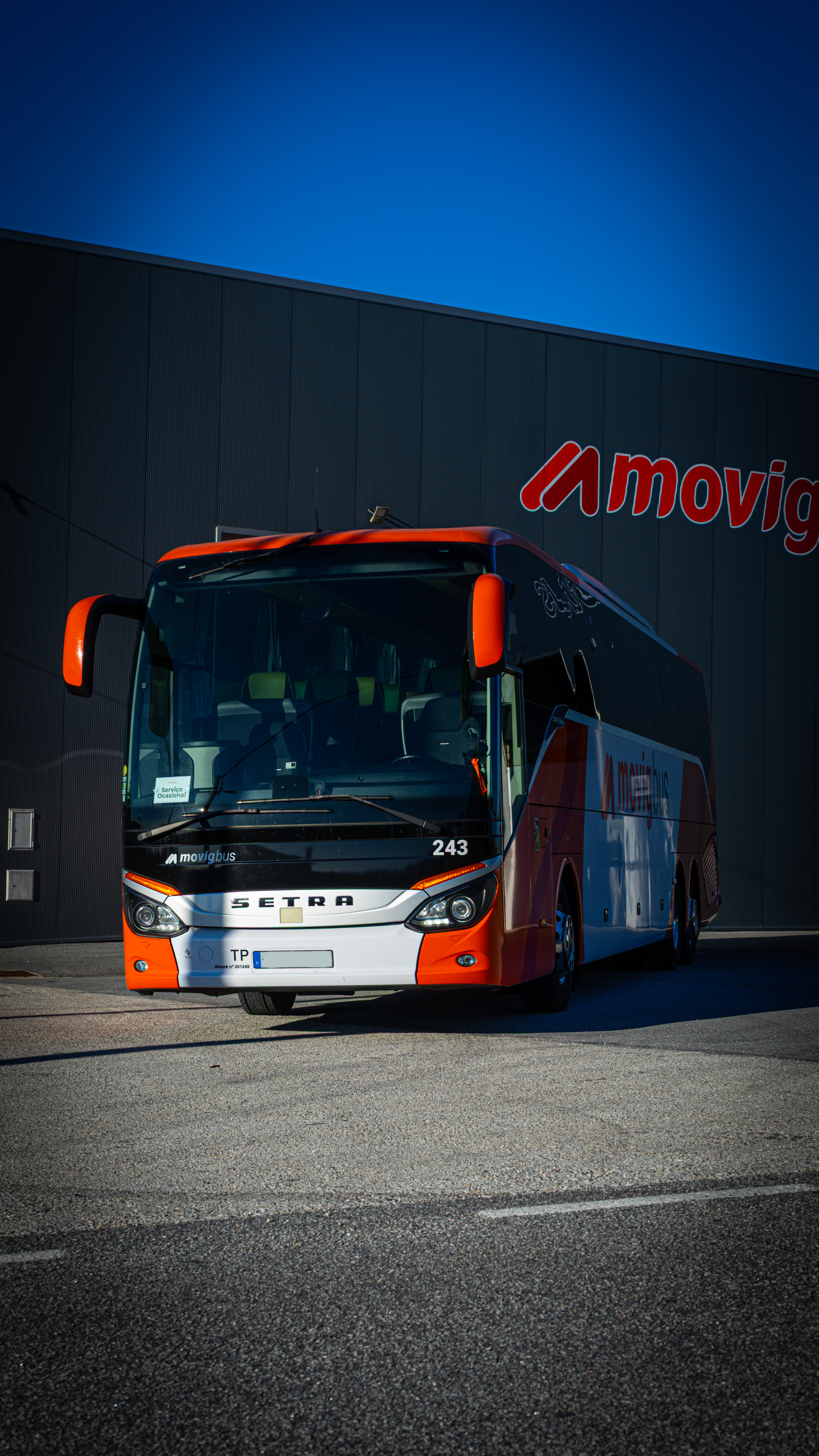 Autocarro MOVIG estacionado junto ao edifício da empresa, pronto para serviço