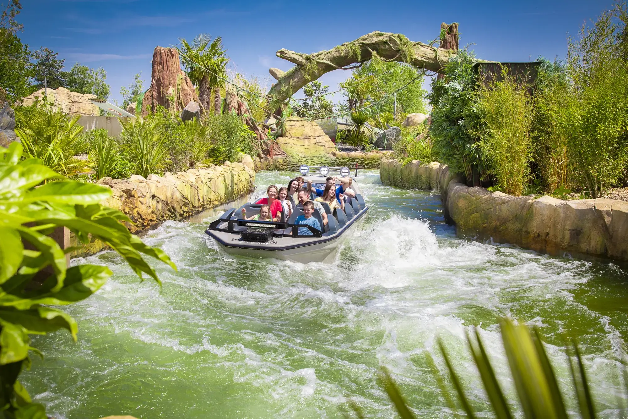 Atração aquática do Futuroscope com um barco a atravessar o percurso tropical