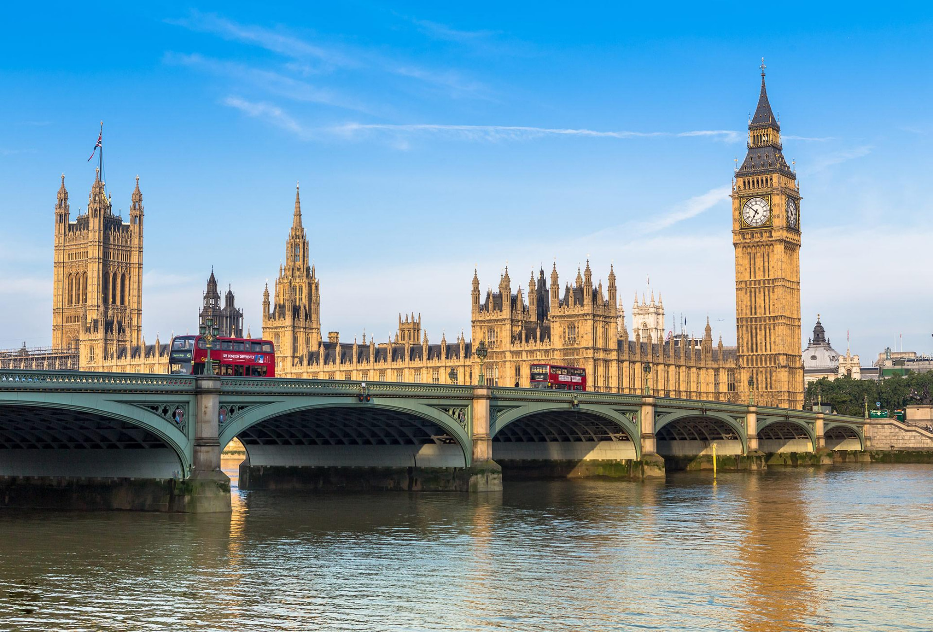 Palácio de Westminster e o Big Ben junto ao rio Tamisa, em Londres