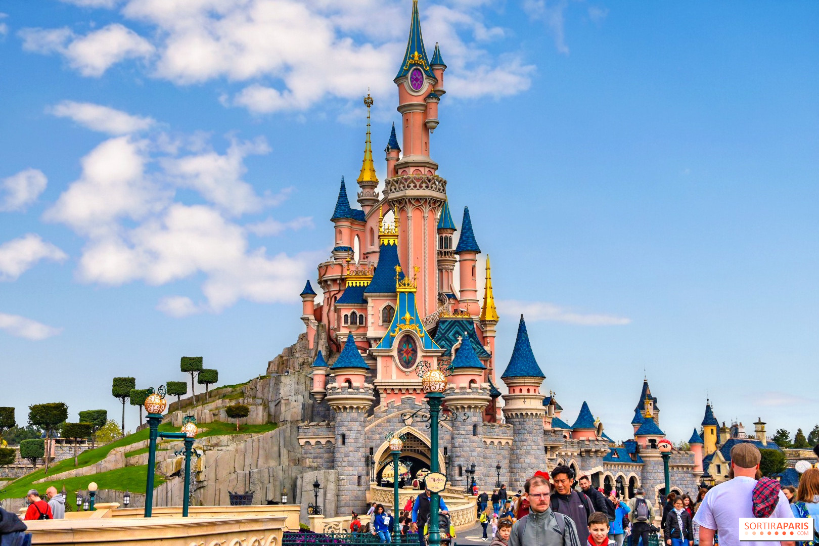 Castelo da Bela Adormecida na Disneyland Paris sob céu azul