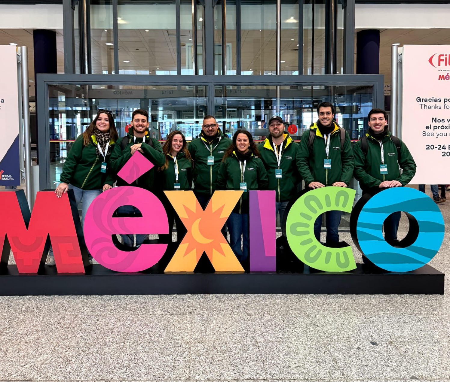 Equipa Travel Generation no letreiro México, na FITUR, em Madrid