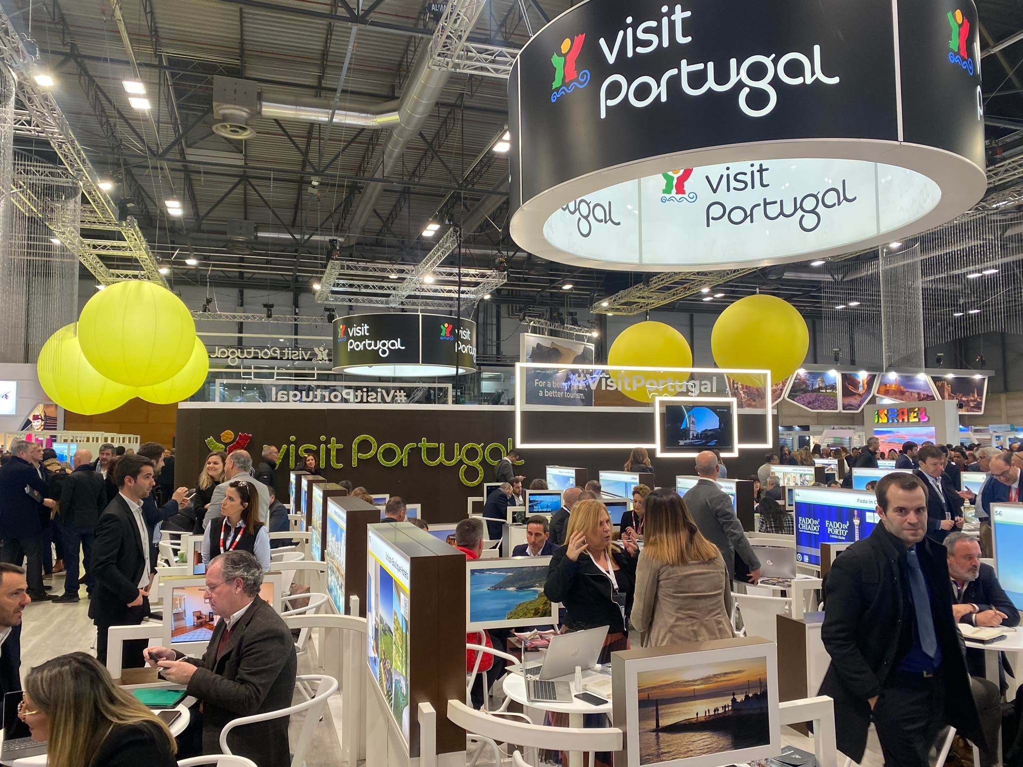 Profissionais em reuniões de trabalho no stand Visit Portugal, durante a FITUR